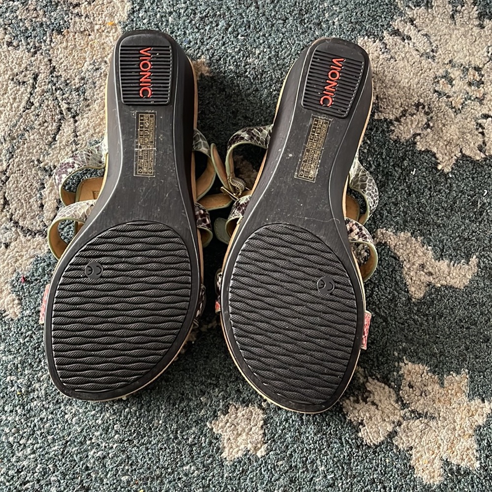 EUC Vionic orthaheel Size 8 Wide slip on sandal. Adjustable buckles. - Picture 2 of 5